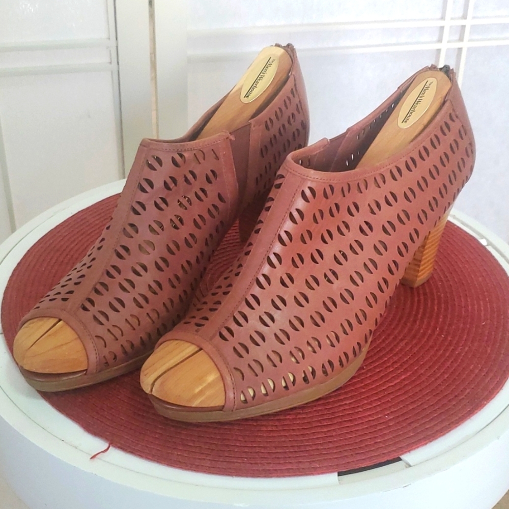 Brand new Bella Vita Heels